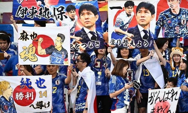 Torcedores nas arquibancadas do Estdio Internacional Khalifa, em Doha, na partida entre Alemanha e Japo, pelo Grupo E da Copa do Mundo 