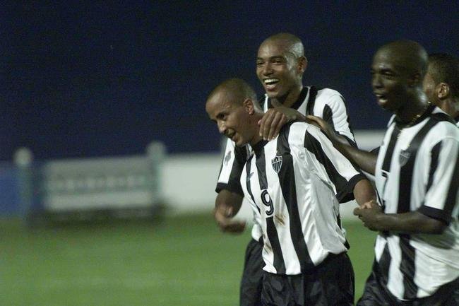 Alex Mineiro e Nilson Sergipano - Na estreia do Campeonato Mineiro de 2004, Alex Mineiro (foto), marcou dois gols, e Nilson Sergipano fechou o placar na vit�ria por 3 a 0 sobre o Uberaba.