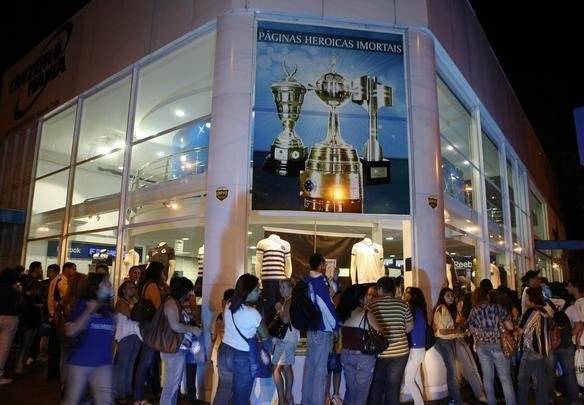 Fila para noite de autgrafos com Fbio na Loja do Cruzeiro, em 2010
