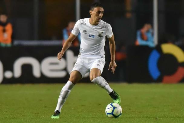Atlético derrotou Santos por 2 a 1, de virada, com gols de Chará, e avançou às quartas de final da Copa do Brasil