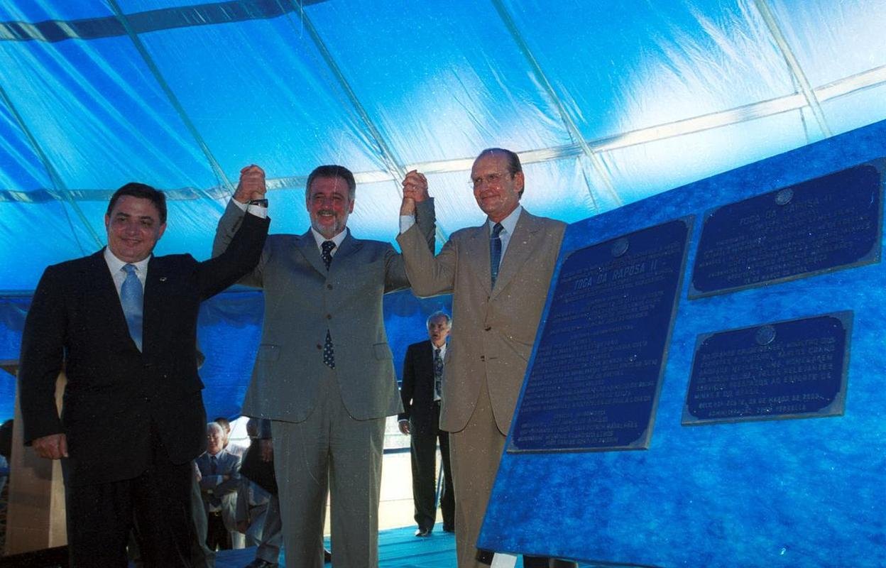 Inaugurao da Toca da Raposa II em 9 de maro de 2002. Na ocasio, presidente do Cruzeiro, Zez Perrella, recebeu figuras ilustres, como o tcnico da Seleo Brasileira, Luiz Felipe Scolari, e outras autoridades pblicas municipais, estaduais e federais