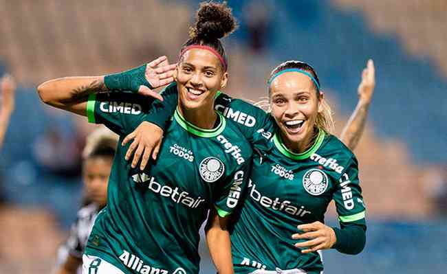 Amanda marcou trs gols e definiu o confronto entre Palmeiras e Atltico