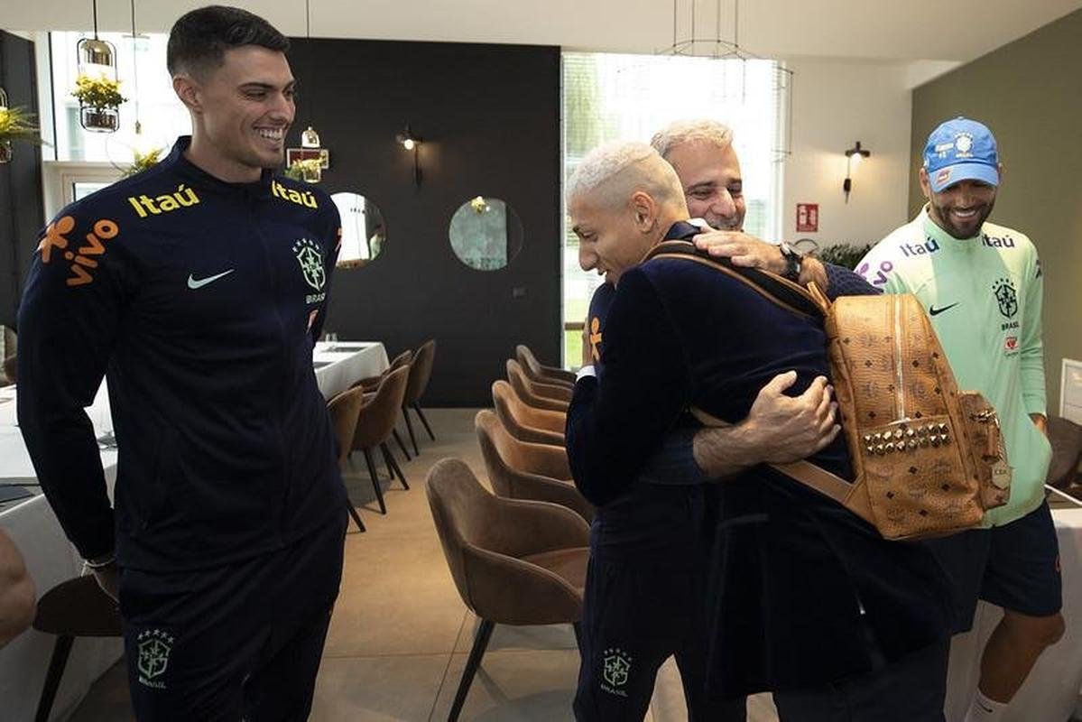 Nesta segunda-feira, os atletas que defendem clubes europeus comearam a se apresentar em Turim. Com isso, a Seleo Brasileira aguarda apenas a chegada de Marquinhos e Neymar 