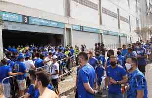 Torcida do Cruzeiro chega ao Independncia para o primeiro jogo com pblico no estdio durante a pandemia