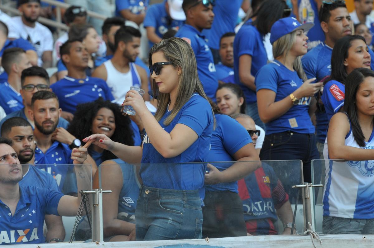 Imagens das torcidas de Cruzeiro e So Paulo no Mineiro
