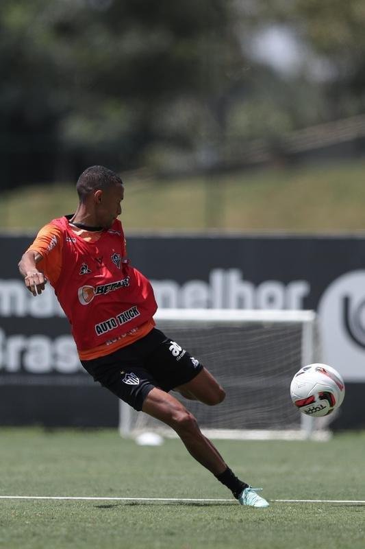 Com seriedade, mas tambm descontrao, o Atltico treinou sob sol forte na manh desta sexta-feira (21), na Cidade do Galo, em Vespasiano. Este foi o quinto dia de pr-temporada para o clube mineiro em 2022, sob o comando do tcnico argentino Antonio 'El Turco' Mohamed. Novas baixas, o volante Allan e o atacante Keno testaram positivo para COVID-19 e no participaram das atividades (ambos cumprem perodo de sete dias de isolamento social).