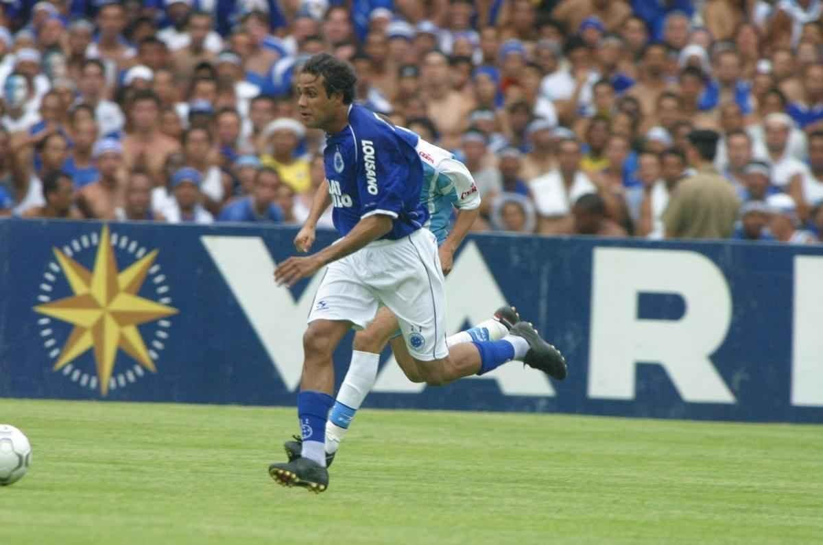 Em 30 de novembro de 2003, Cruzeiro derrotou o Paysandu por 2 a 1, no Mineiro, pela 44 rodada, e confirmou o ttulo brasileiro de forma antecipada. Zinho, no primeiro tempo, e Mota, no segundo, marcaram os gols celestes. Aldrovani descontou para o Papo. Depois do apito final, uma grande festa tomou conta do gramado e das arquibancadas. 