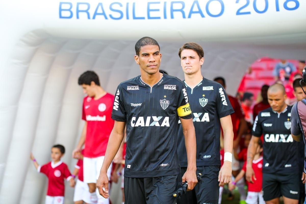 Galo derrotou Internacional no Beira-Rio com gols de Cazares e Terans; D'Alessandro descontou de pnalti