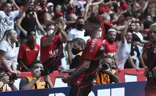 Athletico-PR - 7 jogos (6 vitrias e 1 empate)