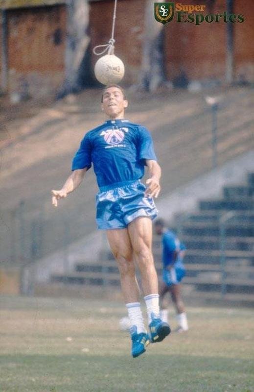 Ronaldo Fenmeno nascia para o mundo com a camisa do Cruzeiro em 1994; na foto, ele treina na Toca da Raposa I