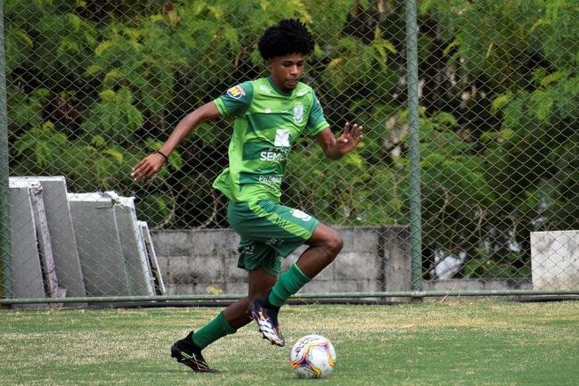 O Amrica segue com treinos preparatrios para a disputa do Campeonato Mineiro 2021. Comandados pelo auxiliar tcnico Mrcio Hahn, jogadores da base americana - e tambm os que tiveram menos oportunidades na temporada 2020 - realizam atividades voltadas ao Estadual.