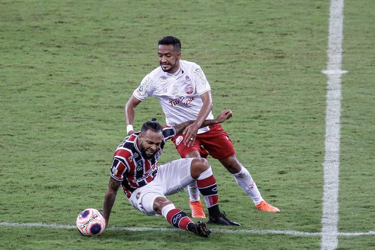 O Náutico equilibrou na segunda metade do primeiro tempo e o jogo ficou aberto para as equipes, com ambas criando boas chances. Jorge Henrique, de cabeça, teve duas oportunidades pelo Timbu. o Santa acertou uma bola na trave, com Didira, mas o placar terminou sem gols na etapa inicial.