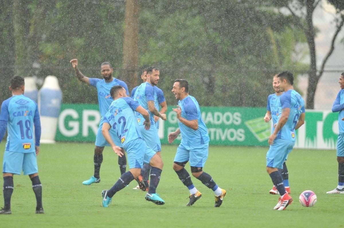 Sob chuva, Cruzeiro treinou na tarde desta sexta-feira na Toca II (Alexandre Guzanshe/EM D.A Press)