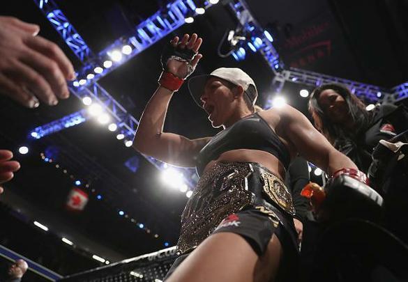 Brasileira partiu para cima na trocao em Las Vegas, intimidou a ex-campe, passou com facilidade por 'Rowdy' e manteve o cinturo dos galos em solo brasileiro