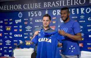 Lateral-direito Lennon foi apresentado pelo diretor de futebol do Cruzeiro, Klauss Cmara, na Toca II