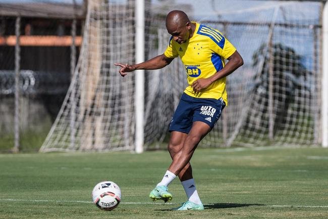 O atacante Waguininho, do Cruzeiro, venceu Felipe Azevedo, do Am�rica: 75% a 25%