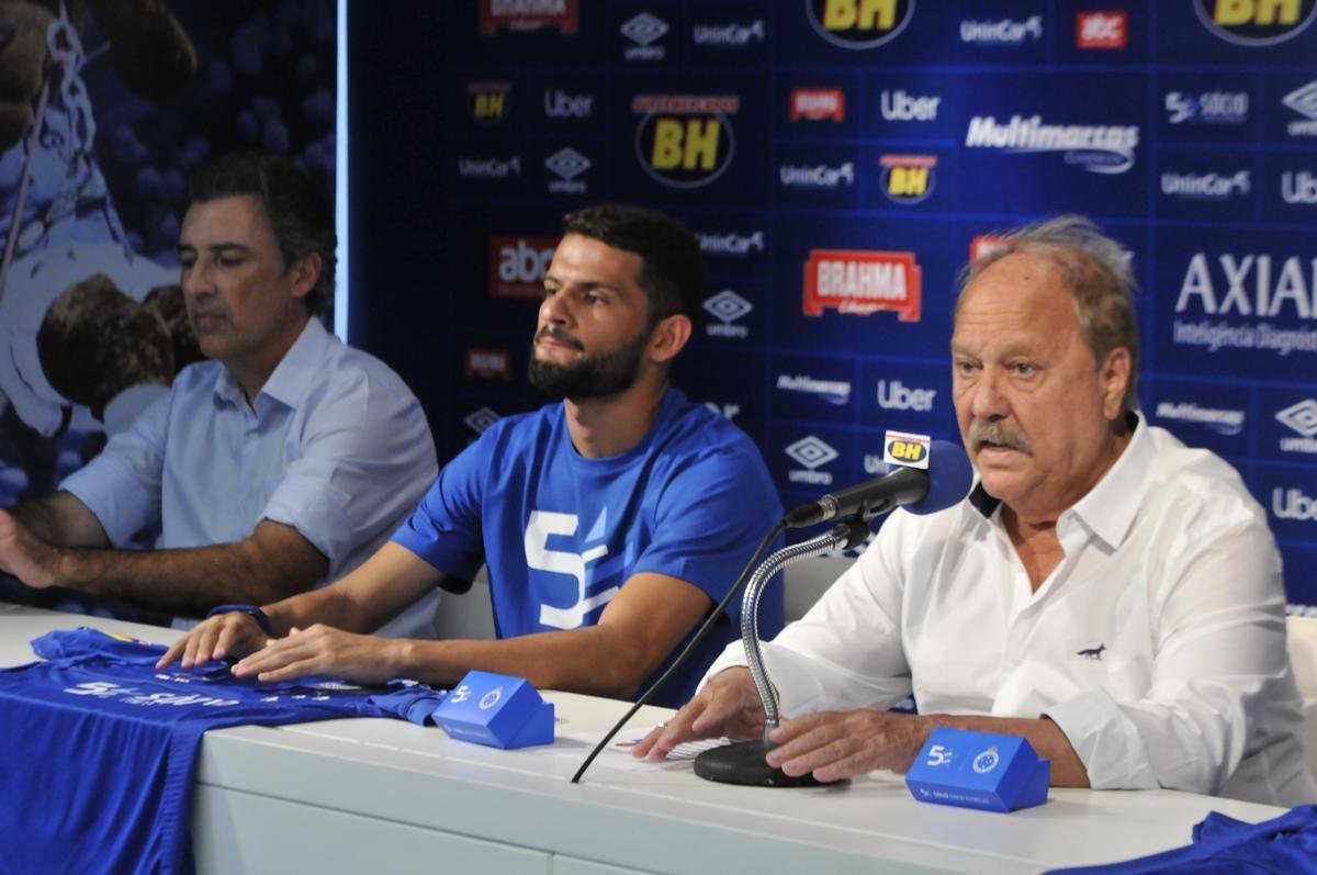 Cruzeiro apresentou o volante Jadson e o lateral-direito Luis Orejuela, primeiros reforos para a temporada