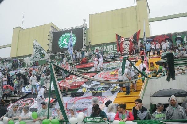 Na Arena Cond, torcidas de vrios clubes se unem em momento de dor para o Brasil