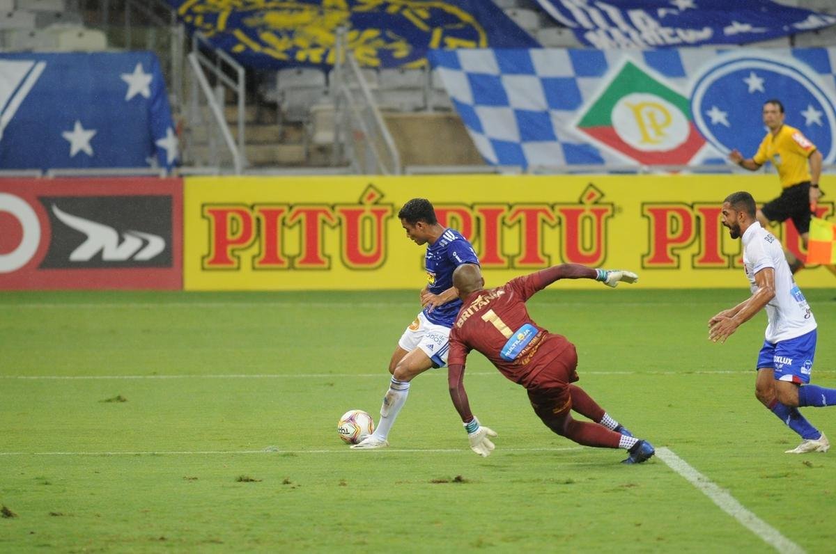 Fotos do jogo entre Cruzeiro e Paran Clube, no Mineiro, em Belo Horizonte, pela 19 rodada da Srie B do Campeonato Brasileiro