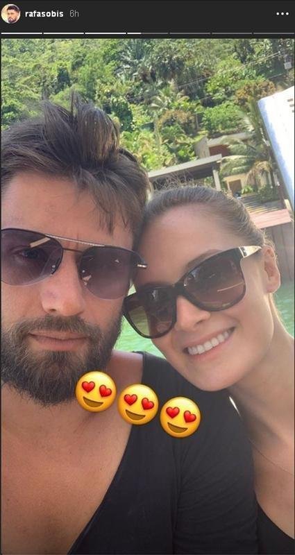 Rafael Sobis em praia paradisaca de Angra dos Reis