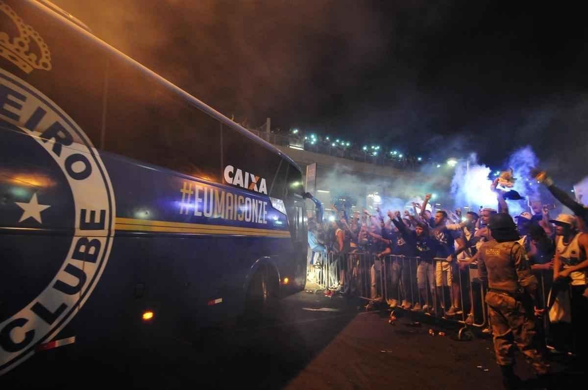 Torcida do Cruzeiro apoia a delegao do time na chegada ao Mineiro