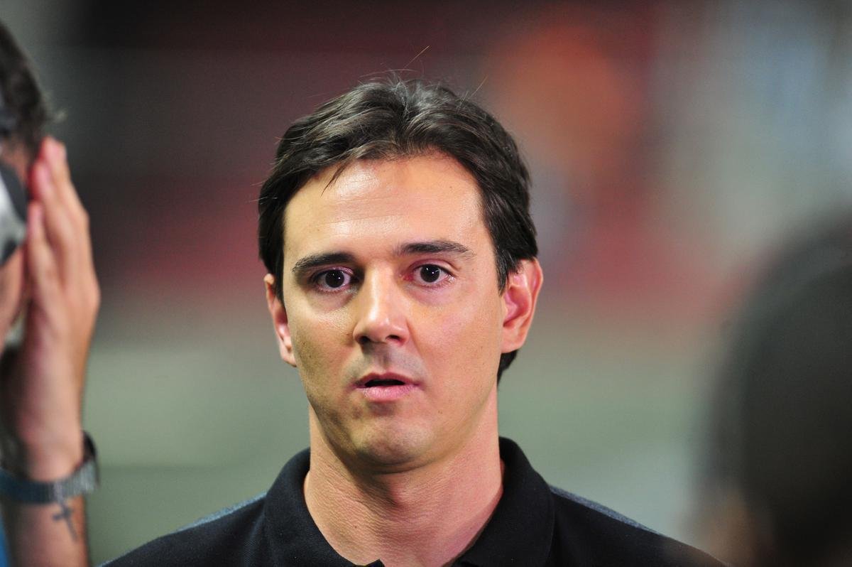 Thiago Larghi assumiu o Gois em agosto de 2020 e ficou apenas 38 dias no clube. Em seis partidas, ele somou uma vitria, dois empates e trs derrotas. Com Enderson Moreira no mercado, a diretoria resolveu demitir o jovem tcnico de 40 anos.