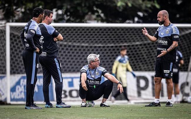Odair Hellmann e os membros da comissão técnica do Santos terão que definir a equipe enfrenta o Vasco no domingo
