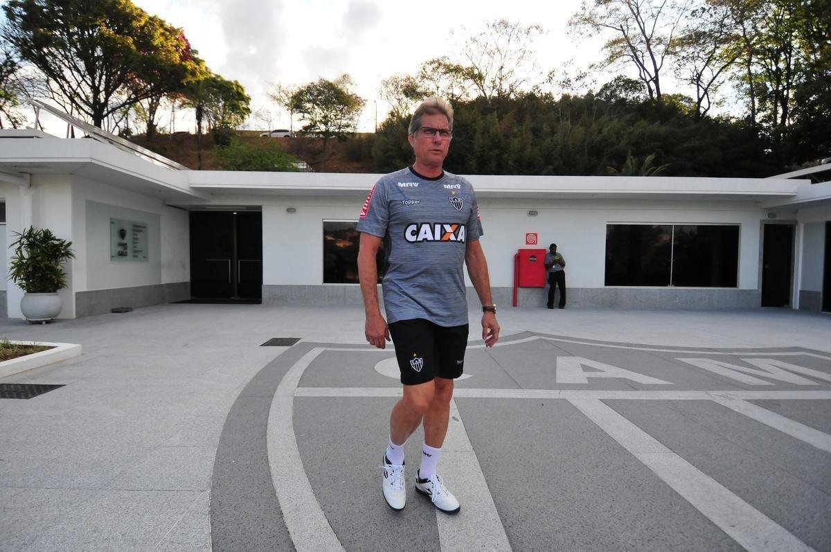 O tcnico Oswaldo de Oliveira foi apresentado na tarde desta tera-feira e, em seguida, comandou treino na Cidade do Galo