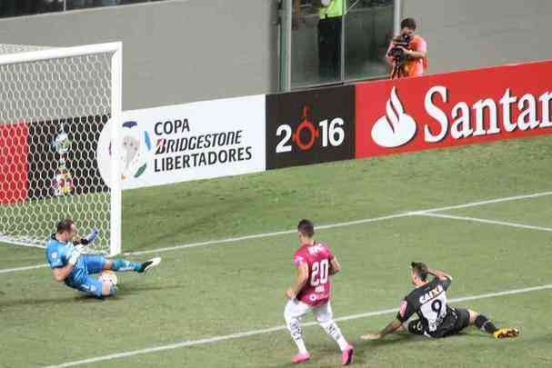 Sequncia de fotos do gol de Pratto sobre o Independiente del Valle