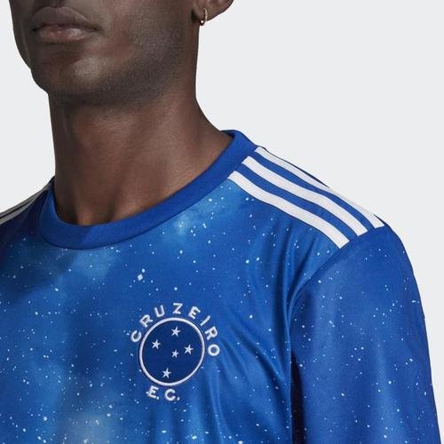 Com mudana no escudo, Cruzeiro lana a nova camisa para a temporada de 2022 