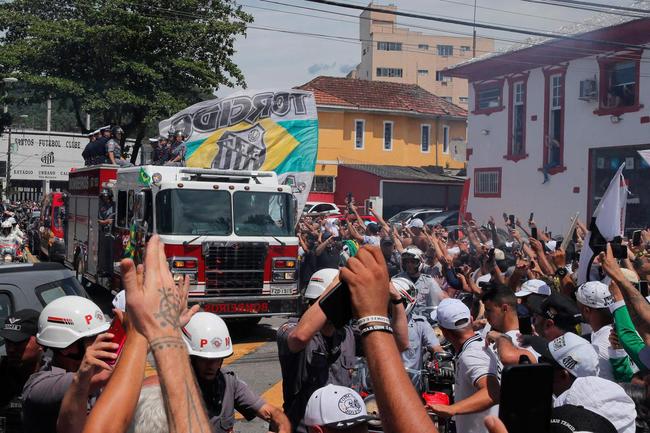 Luego de 24 horas de velatorio, el cuerpo de Pelé salió en procesión.  El entierro estará cerrado para la familia.