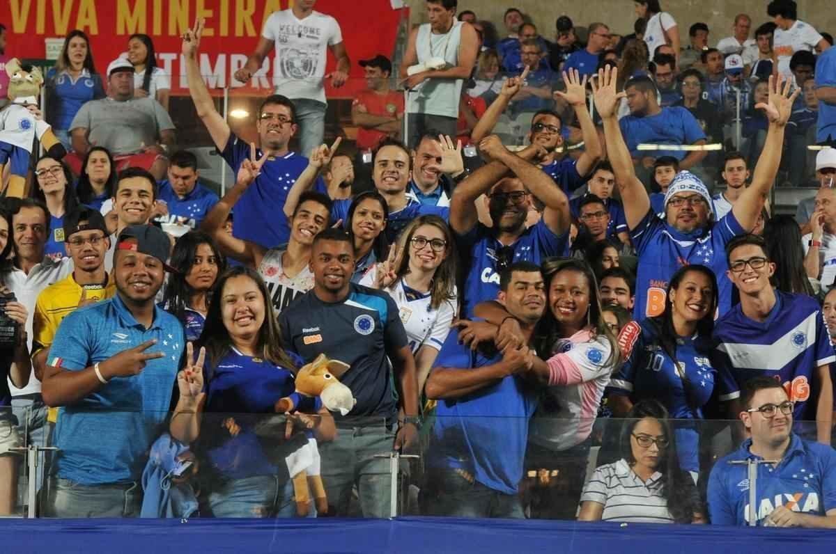 Imagens da torcida e da partida entre Cruzeiro e Santos, no Mineiro