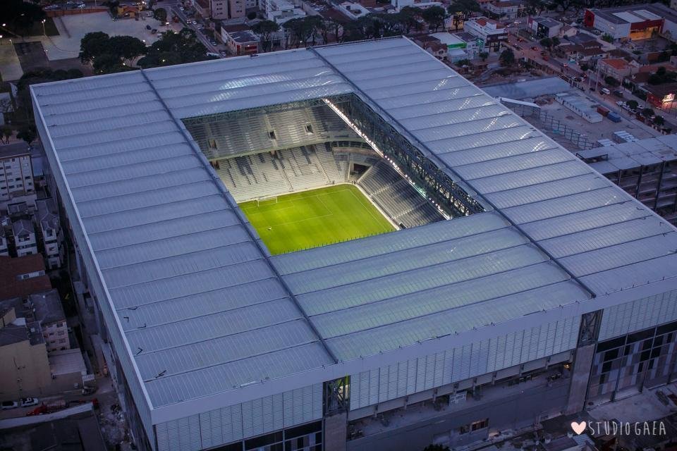 Arena da Baixada, em Curitiba - 42.372 pessoas (estdio do Atltico-PR)