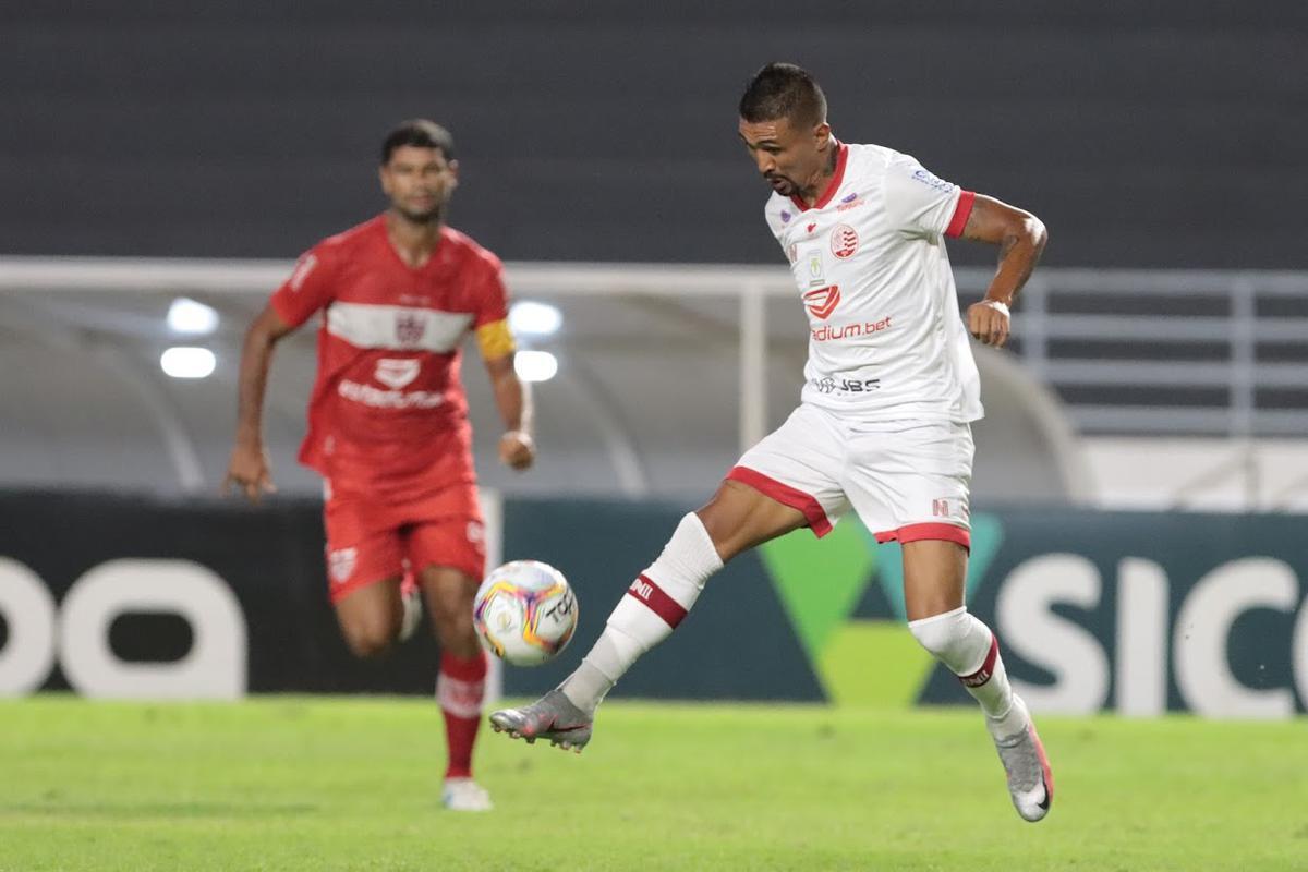 Partida marcou a estreia do tcnico Hlio do Anjos no time alvirrubro