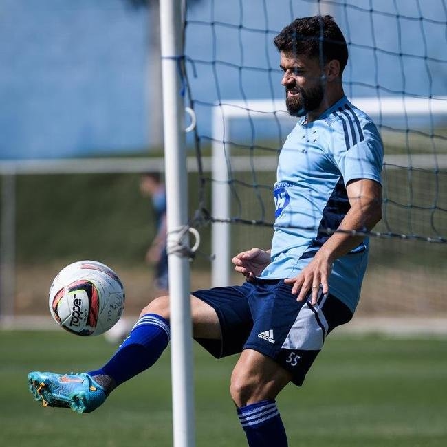 Fotos do treino do Cruzeiro nesta quinta-feira (4), na Toca da Raposa II, em Belo Horizonte. Time celeste enfrentar o Tombense no sbado, s 19h, no Mineiro, pela Srie B.