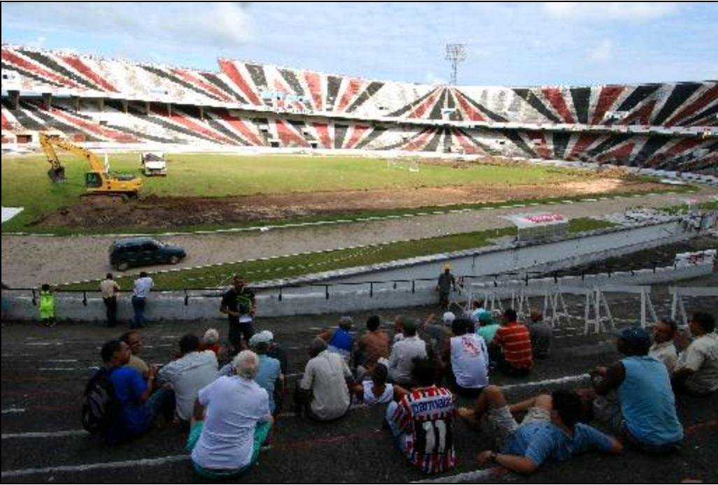 Em 2008, já com nova pintura, o estádio passou por reformas profundas no gramado e na estrutura. Sem jogos oficiais a cumprir, torcedores acompanhavam as máquinas e os profissionais.