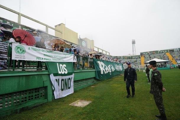 Na Arena Cond, torcidas de vrios clubes se unem em momento de dor para o Brasil