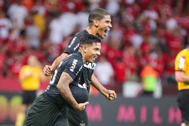 Galo derrotou Internacional no Beira-Rio com gols de Cazares e Terans; D'Alessandro descontou de pênalti