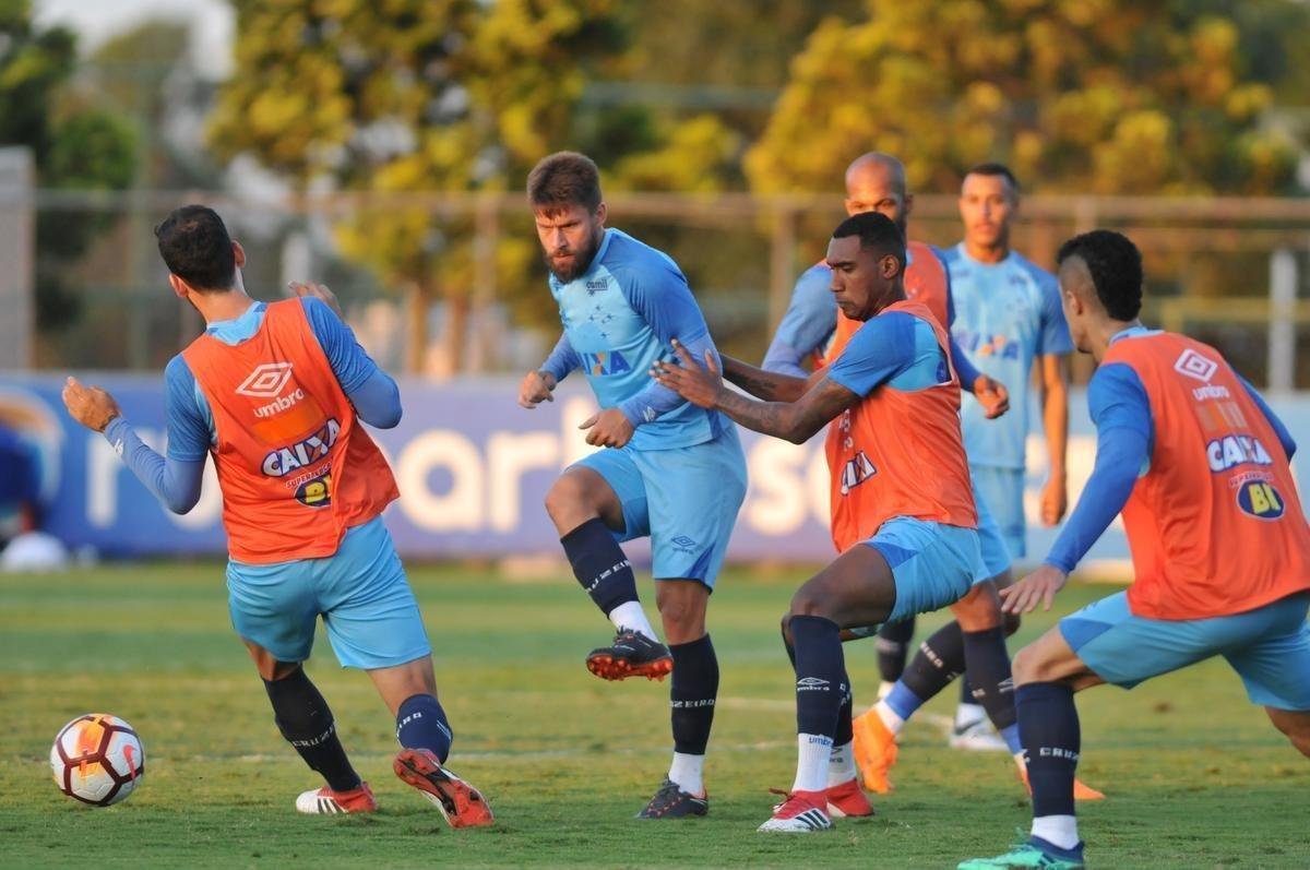 Fotos do treino do Cruzeiro desta segunda-feira, na Toca da Raposa II (Alexandre Guzanshe/EM D.A Press)