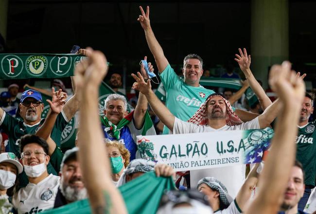 Fotos das torcidas de Palmeiras e Chelsea durante a final do Mundial de Clubes no Estdio Mohammed Bin Zayed em Abu Dhabi