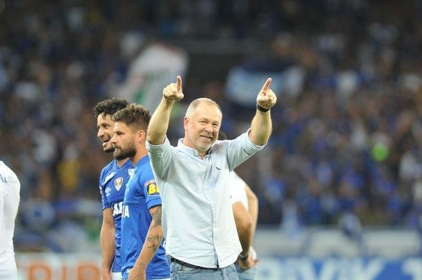 Depois da classificao diante do Palmeiras, jogadores e torcida do Cruzeiro festejaram no Mineiro a passagem  final da Copa do Brasil