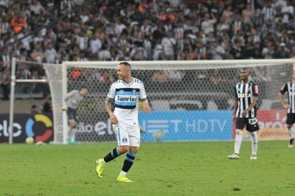 Everton marcou o terceiro gol do Grmio no Mineiro e fechou vitria por 3 a 1 na deciso da Copa do Brasil