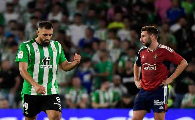 Borja Iglesias comemora o gol do Betis na vitria sobre o Osasuna