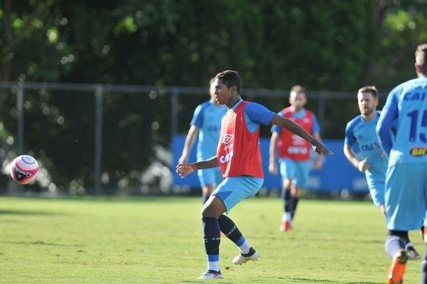 Cruzeiro se reapresentou aps estreia na Copa Libertadores e iniciou sua preparao para o clssico de domingo, s 11h, no Independncia, contra o Atltico, pela nona rodada do Mineiro. As novidades foram as presenas do atacante Sass e do zagueiro Cac, da base. Fred foi vetado devido a um estiramento na panturrilha direita. 