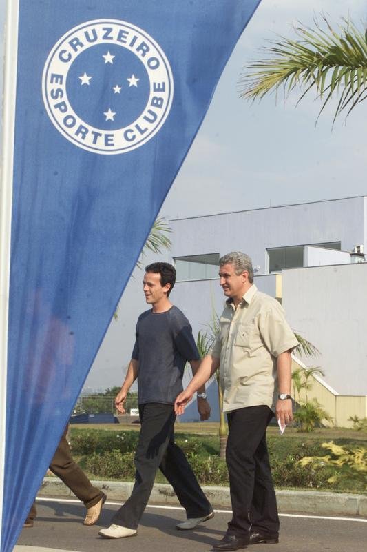 Apresentao do novo jogador de futebol do Cruzeiro, Fernando Diniz (e) e o diretor de futebol, Eduardo Maluf, na Toca da Raposa II, em Belo Horizonte. Ao contrrio do que foi informado anteriormente pelo clube, ele no estava na Arbia Saudita e sim treinando isoladamente no Juventus de So Paulo, equipe em que iniciou a carreira em 1990. Ele quase foi vendido para a Arbia Saudita, mas o negocio no foi concretizado