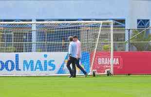 Marcelo Djian (Diretor de Futebol) conversa com Marcone Barbosa (Gerente de Futebol)

