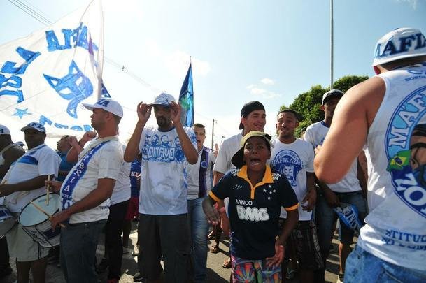 Antes do ltimo treinamento visando ao jogo contra o Grmio, os jogadores do Cruzeiro receberam apoio de torcedores na porta da Toca da Raposa II. O capito Henrique foi o porta-voz do elenco com os cruzeirenses. Alm dele, participaram da reunio o zagueiro Leo, o goleiro Rafael, o meia Robinho, o volante Lucas Romero e o meia Thiago Neves.