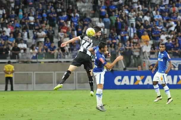 Veja imagens de Cruzeiro x Figueirense, que fizeram jogo movimentado no Mineiro