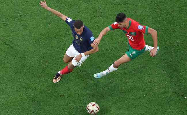 Kylian Mbapp e Achraf Dari durante disputa de bola em Frana x Marrocos