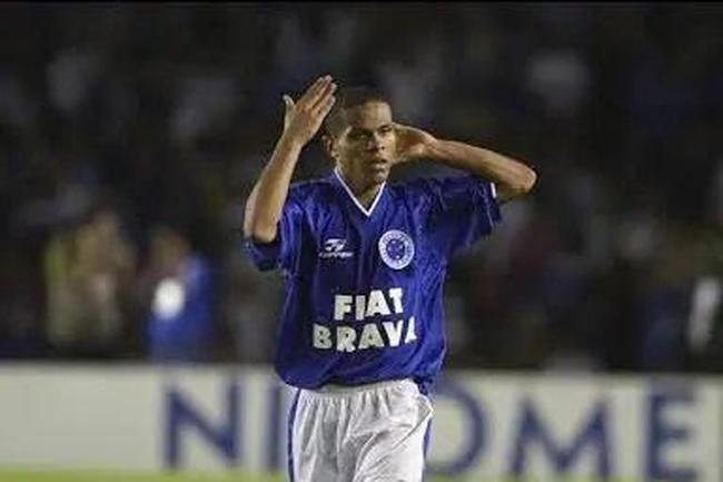 Revelado pelo Cruzeiro, Geovanni tambm passou por
Amrica, Barcelona, da Espanha, Benfica, de Portugal, Manchester City e Hull City, ambos da Inglaterra, SJ Earthquakes, dos Estados Unidos, Vitria e Bragantino